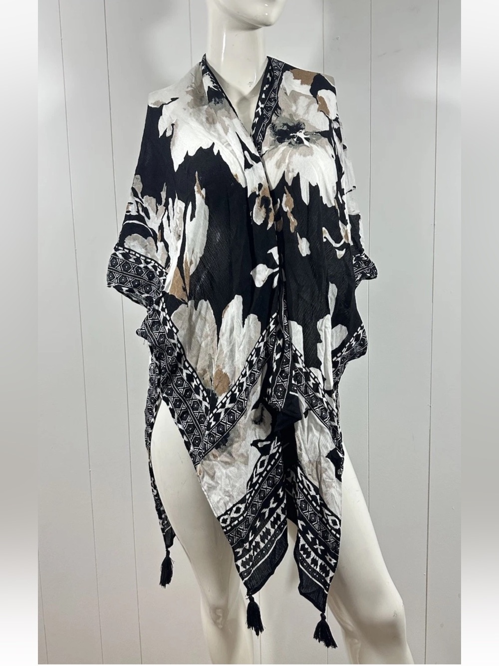 NWT Vince Camuto Floral Kimono Wrap Open Front Boho Cover Up One Size Womens